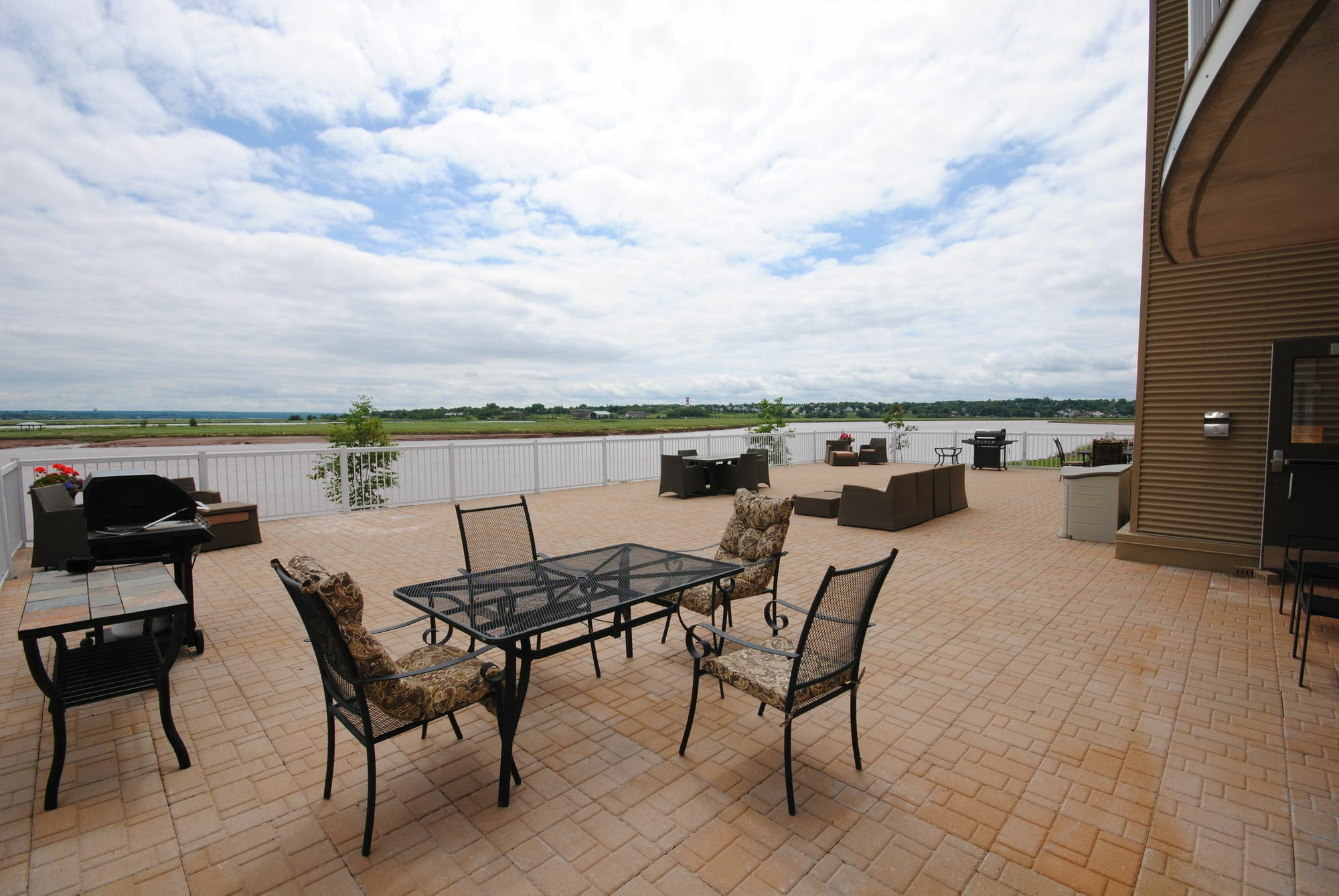 Premiere Suites מונקטון מראה חיצוני תמונה
